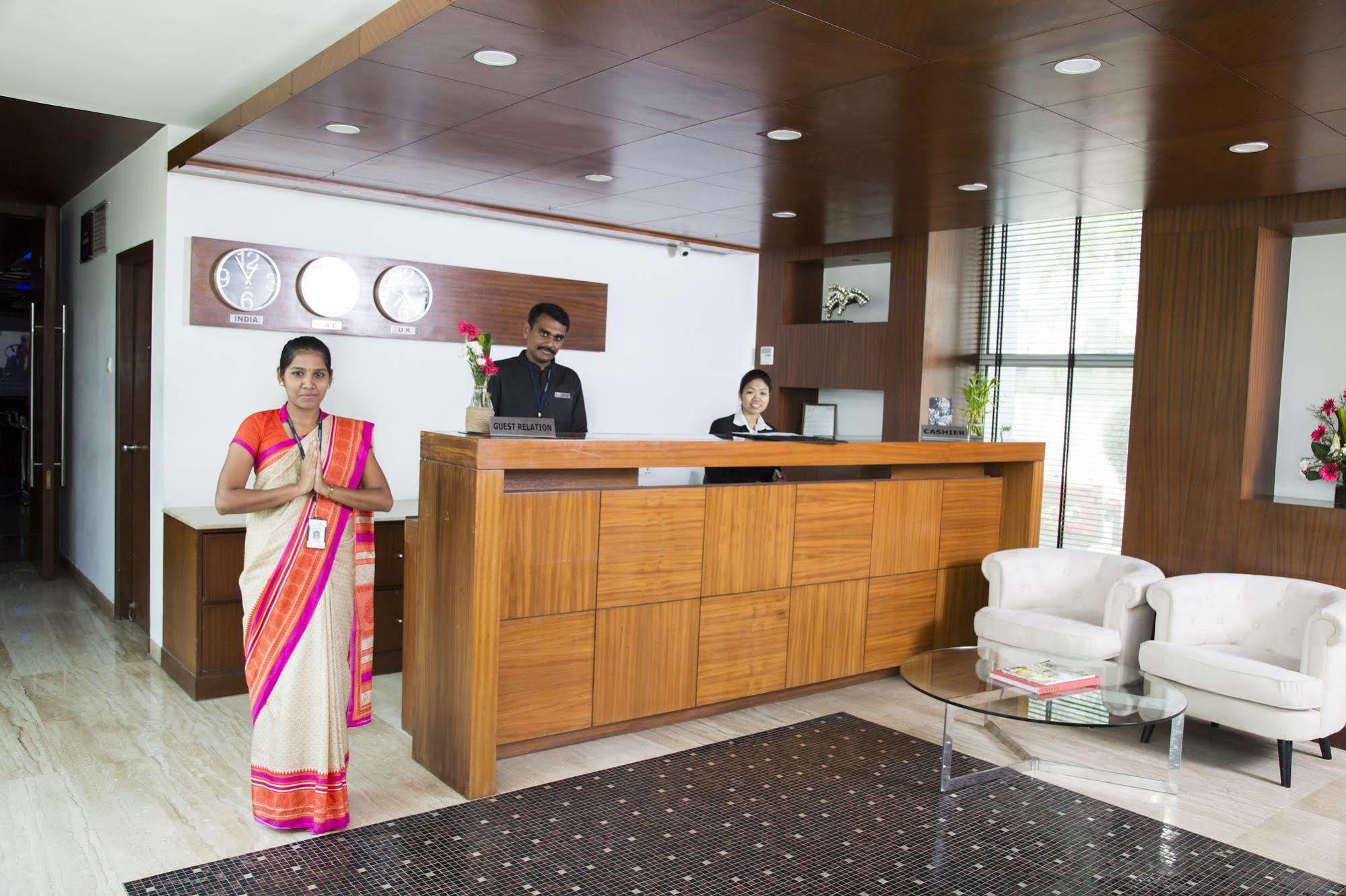 Hotel The Centre Point à Chennai Extérieur photo
